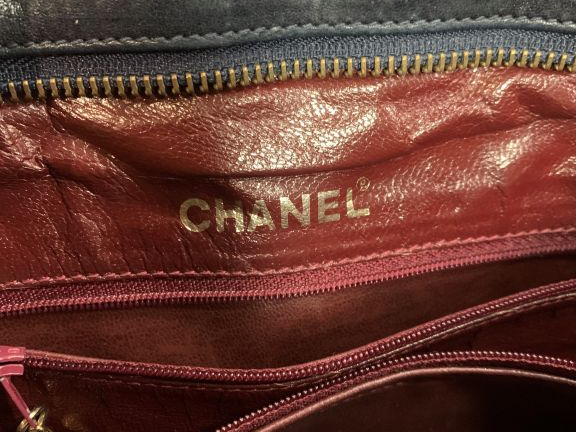 CHANEL,  Sac en cuir bleu marine.  Fermeture à rabat et pression, orné