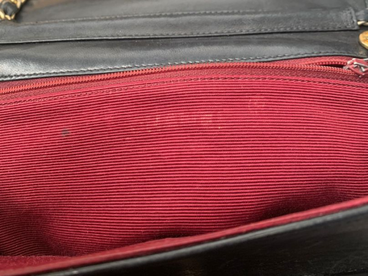 Sac bandoulière de forme besace en cuir bleu marine.  Fermeture à raba