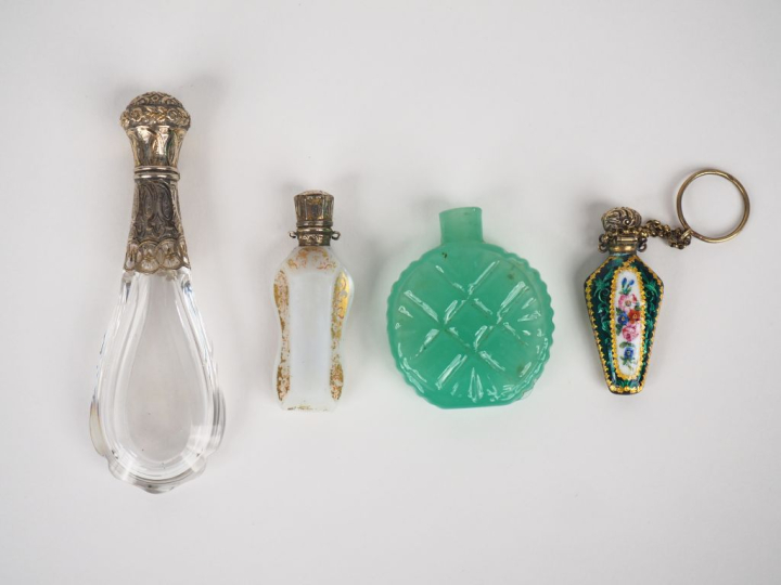 Quatre flacons à sels ou à odeurs Napoléon III en cristal, opaline, ém