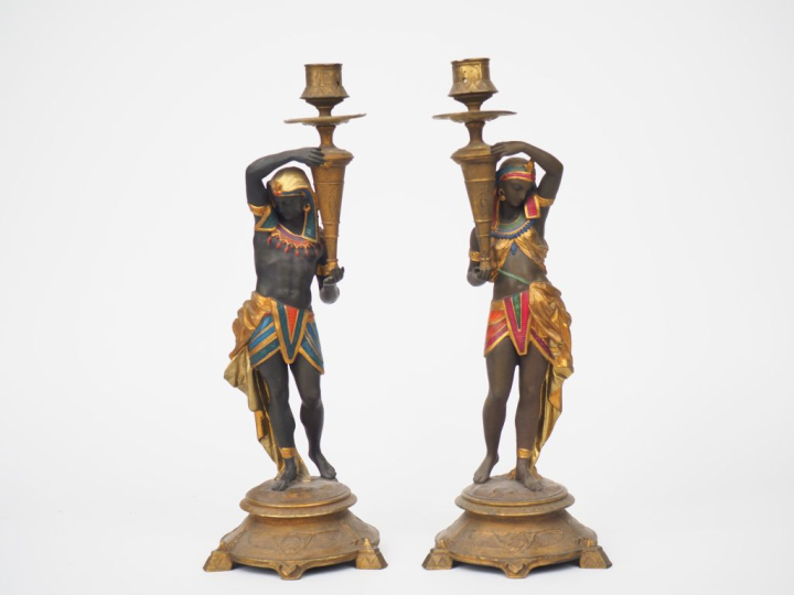 Paire de bougeoirs Napoléon III en régule patiné polychrome figurant d