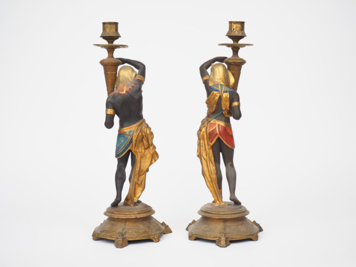 Paire de bougeoirs Napoléon III en régule patiné polychrome figurant d