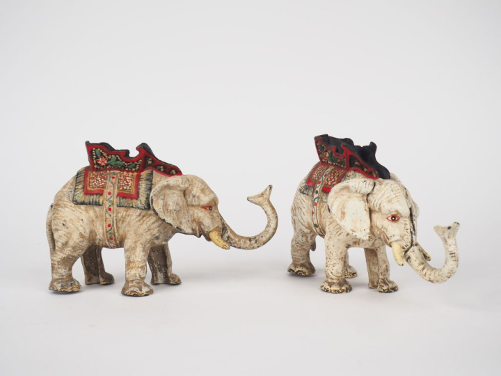 Paire de moules articulés fin XIXème en fonte polychrome, "éléphants".