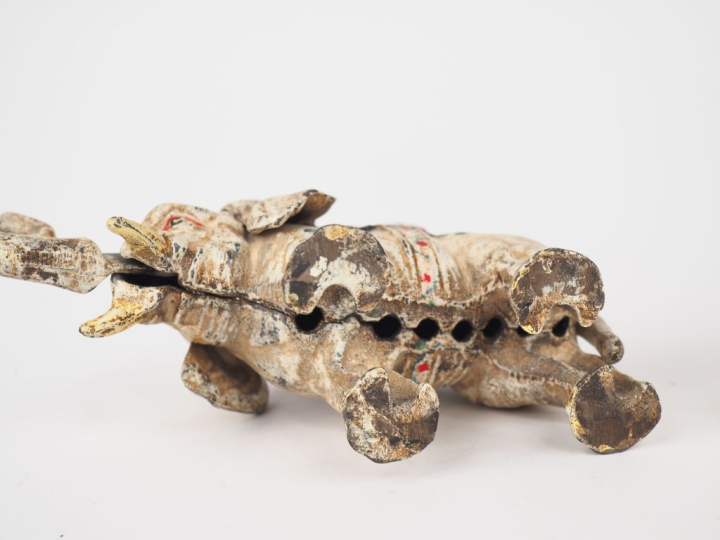 Paire de moules articulés fin XIXème en fonte polychrome, "éléphants".