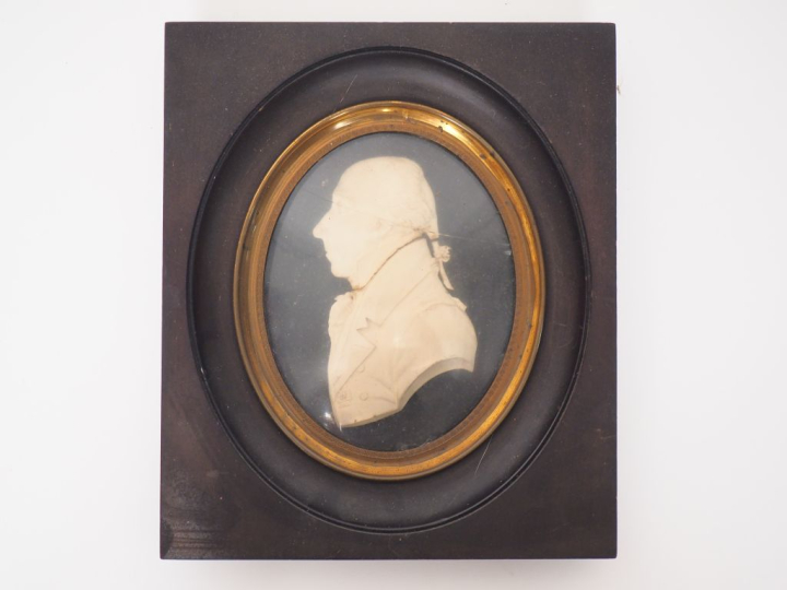 De TROY. Miniature début XIXème, "portrait d'homme au jabot de profil"