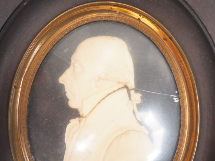 De TROY. Miniature début XIXème, "portrait d'homme au jabot de profil"