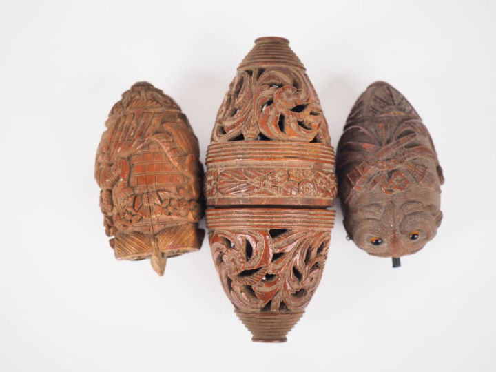 Deux flacons à odeurs début XIXème en corozzo sculpté à décor d'angelo