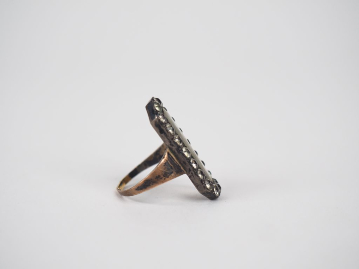 Bague de forme marquise Louis XVI en argent et argent doré, à décor pe