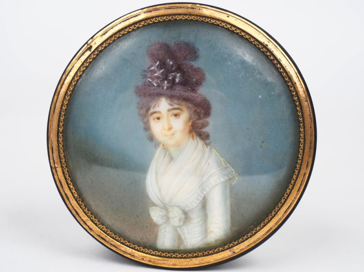 Boîte couverte Louis XVI en écaille et pomponne, le couvercle orné d'u