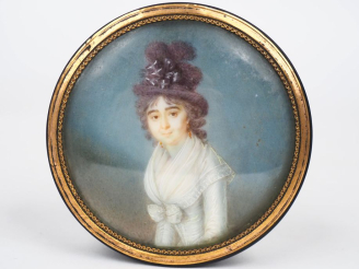 Vente aux enchères Boîte couverte Louis XVI en écaille et pomponne, le couvercle orné d'u
