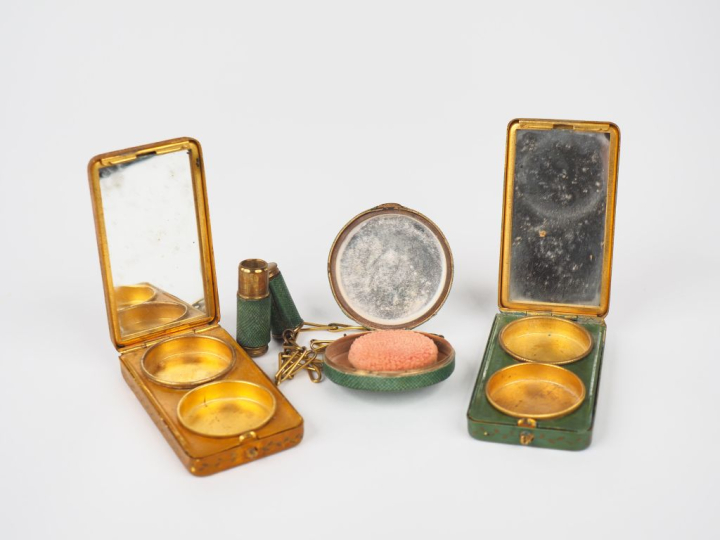 Deux boîtes à poudre fin XIXème en métal peint et doré, l'une à décor 