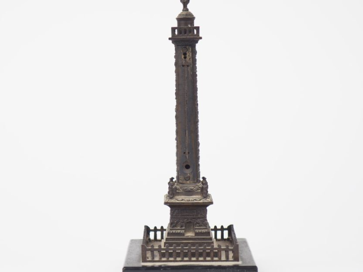 Thérmomètre fin XIXème - début Xxème en bronze et marbre noir en forme