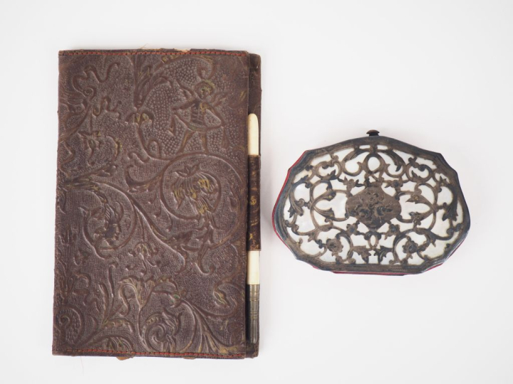 Porte-monnaie Napoléon III en nacre et métal argenté à décor de fleurs