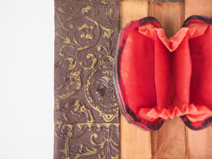 Porte-monnaie Napoléon III en nacre et métal argenté à décor de fleurs