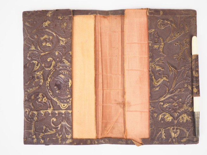 Porte-monnaie Napoléon III en nacre et métal argenté à décor de fleurs