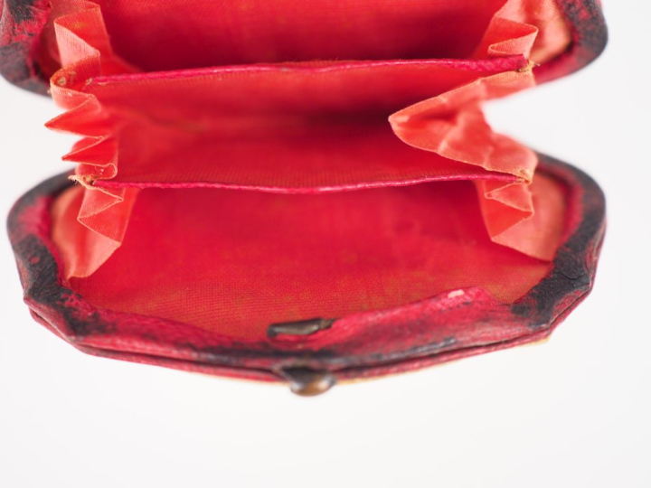 Porte-monnaie Napoléon III en nacre et métal argenté à décor de fleurs