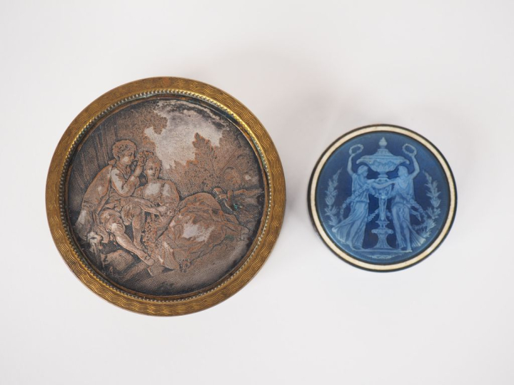 Boîte à pilules début XXème en vermeil et émail bleu à décor de femmes