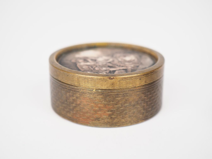 Boîte à pilules début XXème en vermeil et émail bleu à décor de femmes