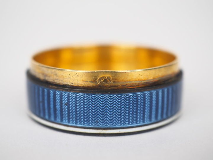 Boîte à pilules début XXème en vermeil et émail bleu à décor de femmes