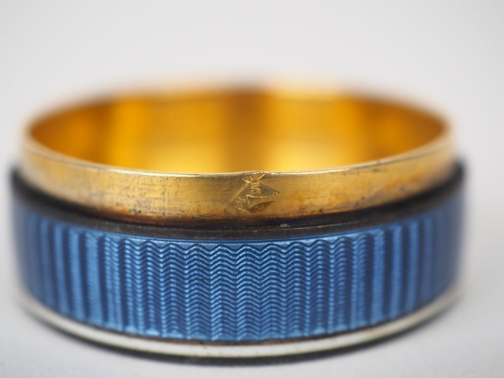 Boîte à pilules début XXème en vermeil et émail bleu à décor de femmes