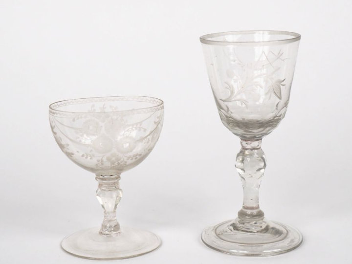 Deux différents verres à pied fin XVIIIème - début  XIXème en verre, l