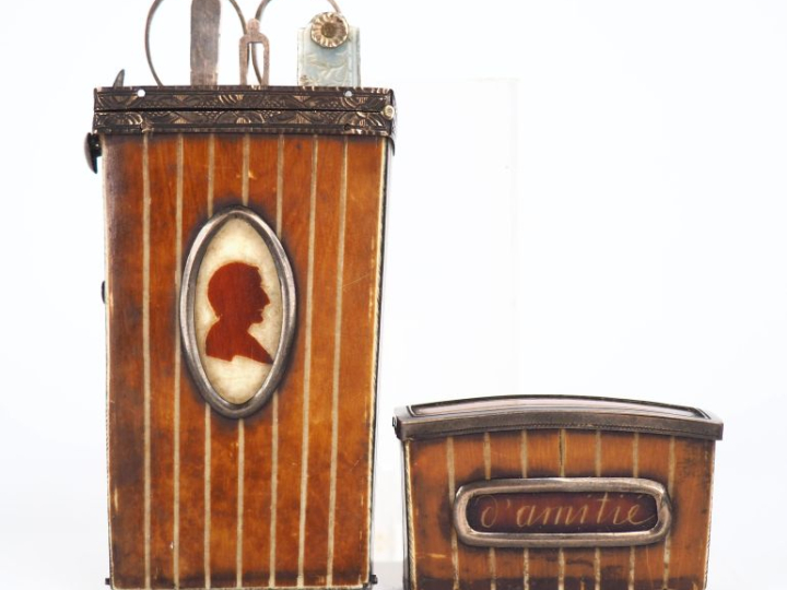 Nécessaire de voyage début XIXème en corne teintée à décor d'un profil