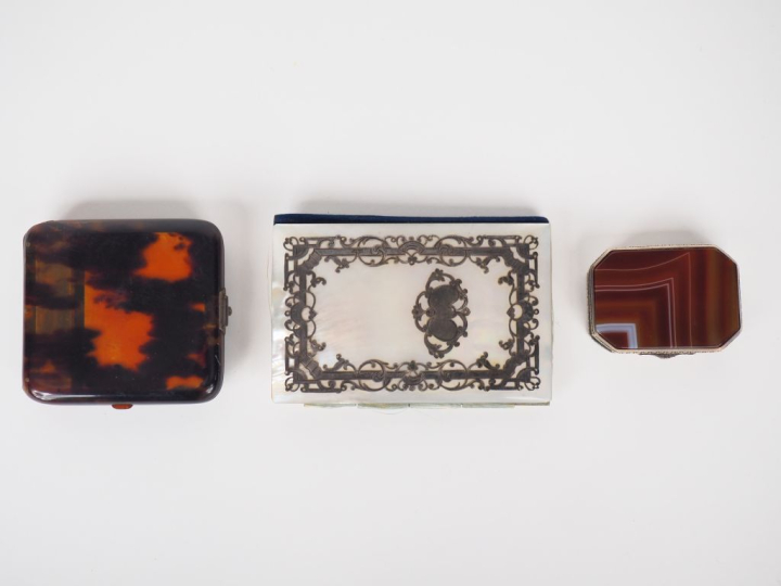 Boîte à pilules XIXème en argent et vermeil 800 millièmes, le couvercl