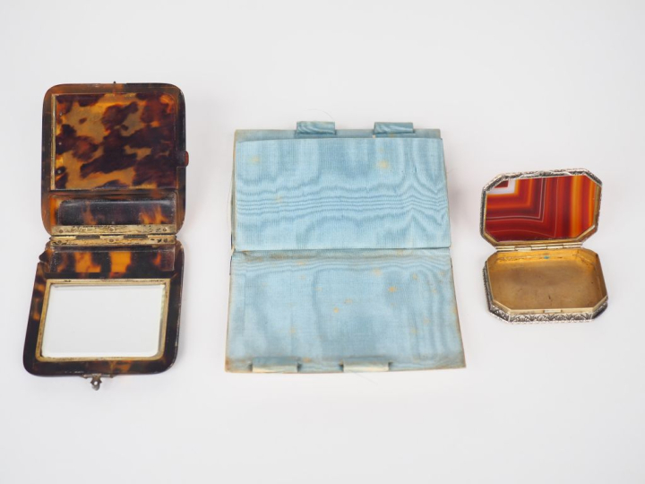 Boîte à pilules XIXème en argent et vermeil 800 millièmes, le couvercl