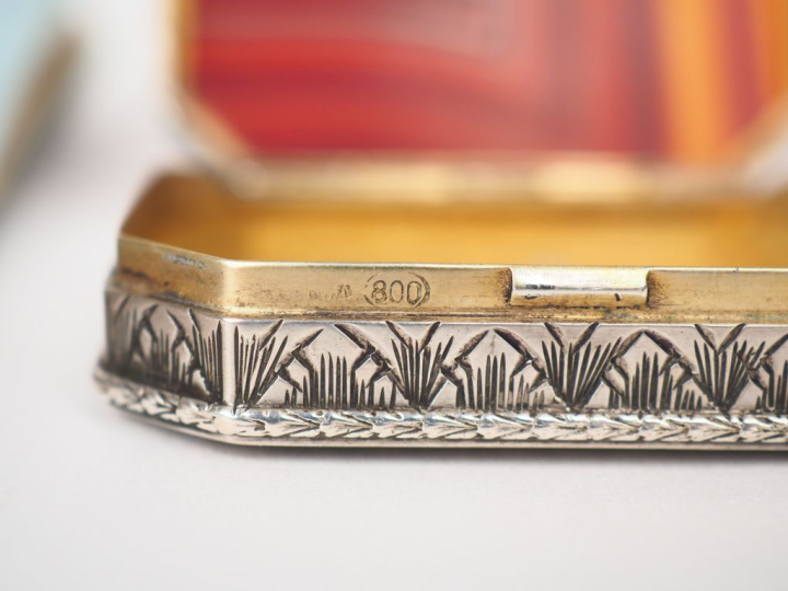 Boîte à pilules XIXème en argent et vermeil 800 millièmes, le couvercl