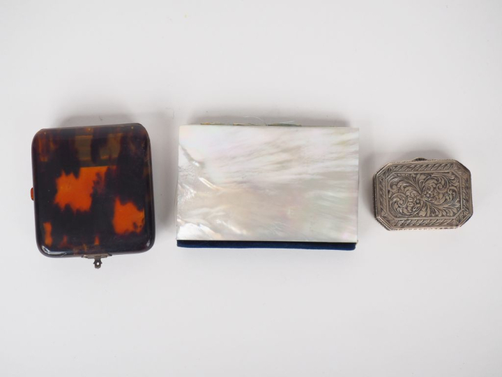 Boîte à pilules XIXème en argent et vermeil 800 millièmes, le couvercl