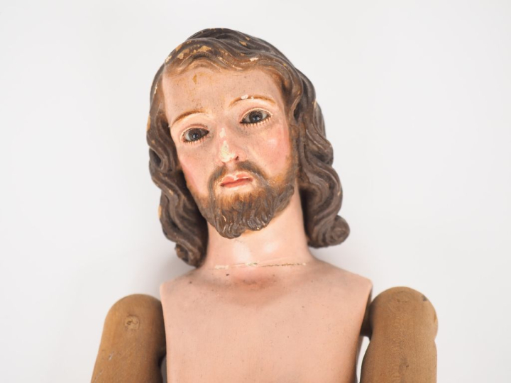 Sujet articulé 1900 en bois polychrome, "apôtre ou Christ". H. 41 cm