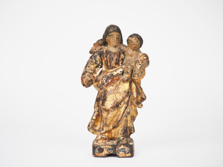 Vierge à l'Enfant XVIIIème en bois sculpté polychrome et doré. H. 22 x