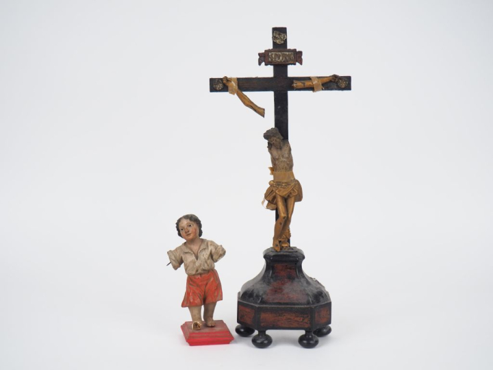 Crucifix XVIIIème en bois sculpté polychrome et doré. H. 46 cm  On y j