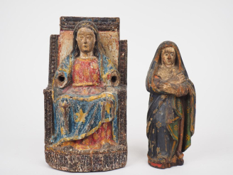 Vente aux enchères Sculpture de style roman en bois polychrome, "Vierge assise" H. 23 cm.