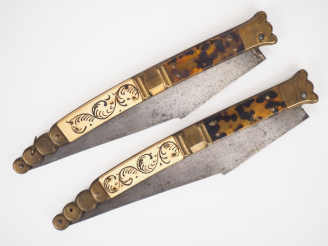 Vente aux enchères Paire de Navajas en corne, laiton gravé  à décor de rinceaux. L. 41 cm