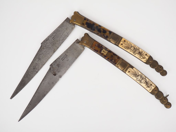 Paire de Navajas en corne, laiton gravé  à décor de rinceaux. L. 41 cm