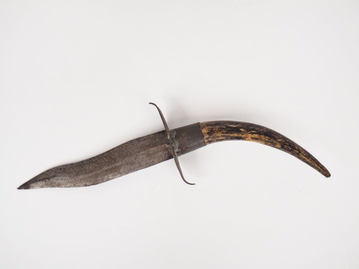 Paire de Navajas en corne, laiton gravé  à décor de rinceaux. L. 41 cm