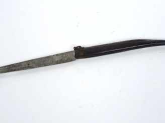 Vente aux enchères Belle navaja, lame plate à contre tranchant discret, gravure sur un fa