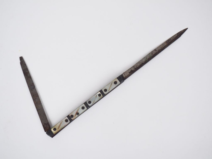 Navaja XIXème en métal et nacre à décor de motifs géométriques. L. (to