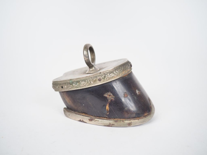 Presse papier en sabot de cheval et métal, légendé "Croquignole 1891-1