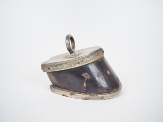 Vente aux enchères Presse papier en sabot de cheval et métal, légendé "Croquignole 1891-1