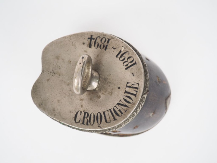 Presse papier en sabot de cheval et métal, légendé "Croquignole 1891-1