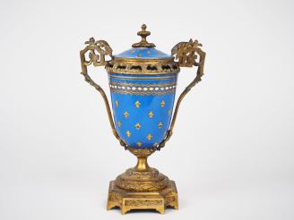 Vente aux enchères Pot-pourri Napoléon III de style Louis XVI en porcelaine à décor doré 