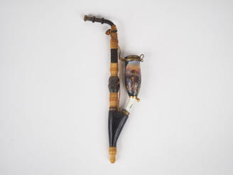Vente aux enchères Pipe Autrichienne XIXème en porcelaine et corne, à décor d'une scène d