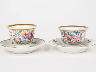 Vente aux enchères Manufacture de TIESCH. Paire de Tasses et sous tasses en porcelaine à 