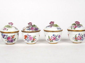 Vente aux enchères Quatre pots couverts XIXème en porcelaine à décor émaillé de fleurs po