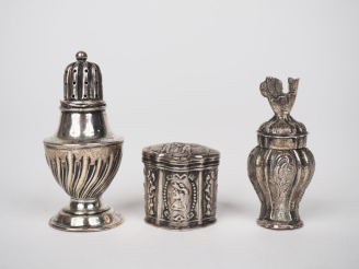 Vente aux enchères Deux boîtes en argent :  - l'une à décor en repoussé figurant Adam et 