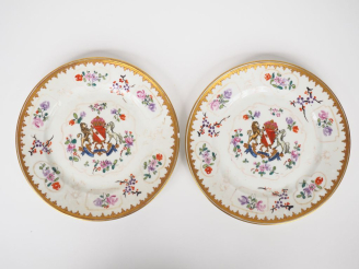 Vente aux enchères SAMSON.  Paire d'assiettes en porcelaine polychrome dans le goût de la