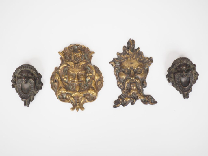 Paire de bronzes d'applique à patine brune figurant deux visages de fa