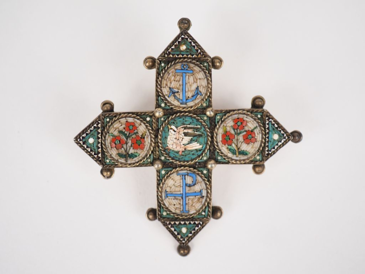 Broche XIXème en micromosaïque et métal argenté à décor de fleurs, d'u