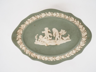 Vente aux enchères WEDGWOOD. Boîte couverte en biscuit à décor d'angelots et de feuillage